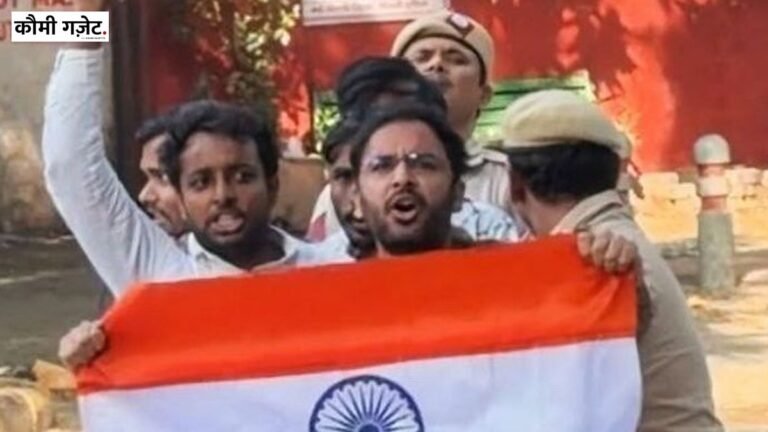 दिल्ली के जंतर-मंतर पर कॉकरोच जनता पार्टी के नेताओं को पुलिस ने लिया हिरासत में
